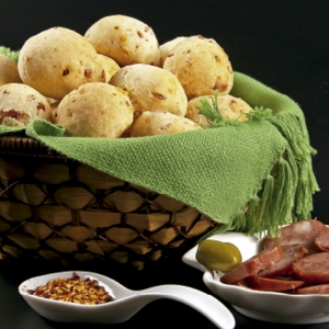 Pão de Queijo de Calabresa e Pimenta