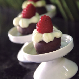 Mini Trufa de Mel (Acompanhado de Mousse de Chocolate Branco e Framboesa)