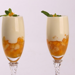 Verrine de Frutas Amarelas com Mousse de Chocolate Branco