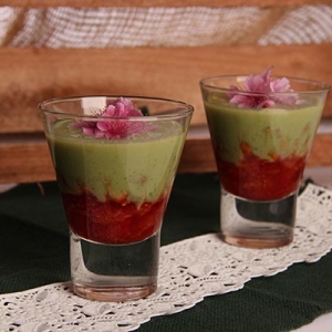 Verrine de Morango Flambado com Matchá