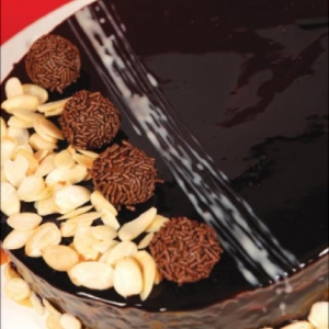 Torta de Brigadeiro e Amêndoas