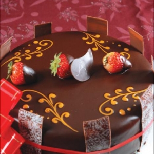 Cake de Chocolate com Mousse de Morango e Creme 7