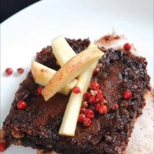 Brownie de Maçã com Pimenta Rosa