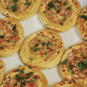 Pão de Pasta de Gergelim Recheado com Abacaxi e Peito de Peru