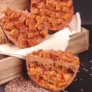 Ovo de Corte de Pão de Mel com Brigadeiro de Doce de Leite e Cerejas