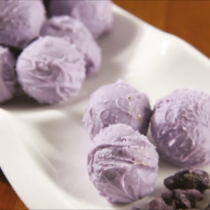 Trufas de Chocolate Branco Caramelizado e Violeta