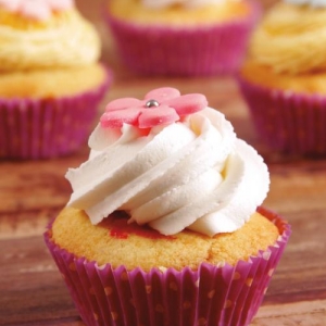 Cupcake de Amêndoas com Frutas Vermelhas e Glacê