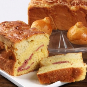 Bolo Brioche de Calabresa e Três Queijos