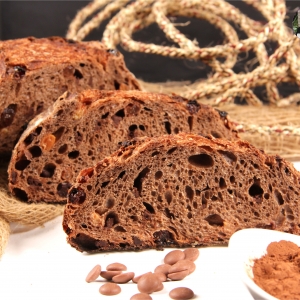 Pão de Cacau com Gotas de Chocolate e Passas ao Rum