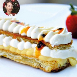 Mil Folhas com Creme de Maracujá, Chantilly de Maracujá e Coulis de Framboesa