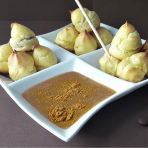 Profiteroles com Ganache de Chocolate e Molho de Caramelo ao Açafrão