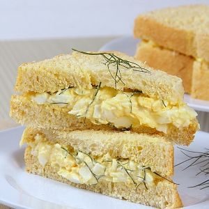 Sanduíche de Egg Salad no Pão de Milho Artesanal