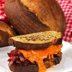 Sanduíche de Pastrami no Pão de Tomilho, Mel e Limão Siciliano