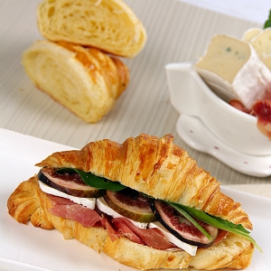 Croissant Francês de Geleia de Figos, Presunto Parma, Roquefort e Rúcula