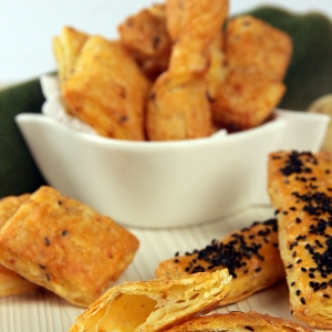 Pão de queijo folhado tradicional e multigrãos