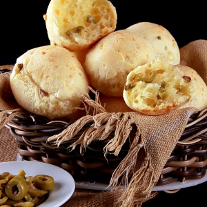 Pão de queijo de azeitonas e provolone