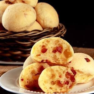 pão de queijo de batata e bacon