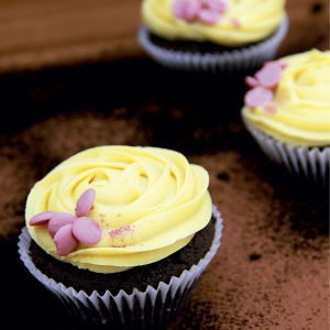 cupcake de cacau com ganache de maracujá