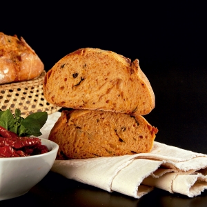 Pão de Tomate Seco, Manjericão e Gorgonzola