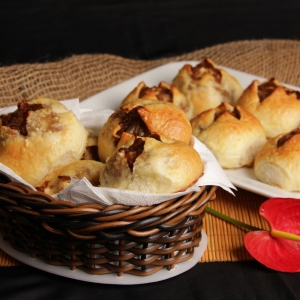 Pãezinhos de Aipim Recheados com Cebola Caramelizada