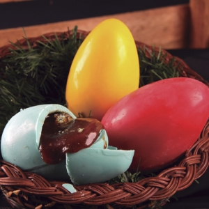 Mini Ovos Recheados com Caramelo de Cacau, Cambuci e Grumixama
