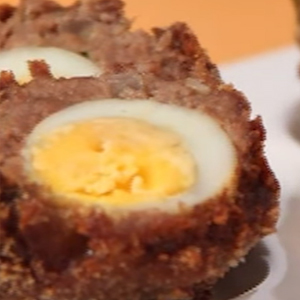 Bolinho de Carne e Ovos de Codorna
