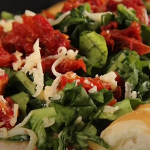 Focaccia com Rúcula Tomate Seco e Mussarela