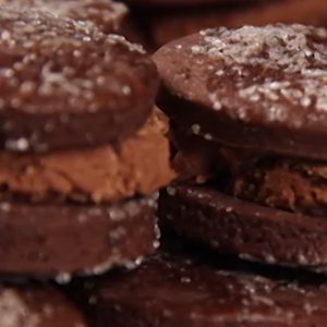 Biscoito de Cacau e Creme de Chocolate