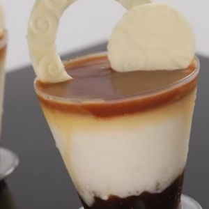 Verrine de Flan de Coco Caramelo e Ameixa